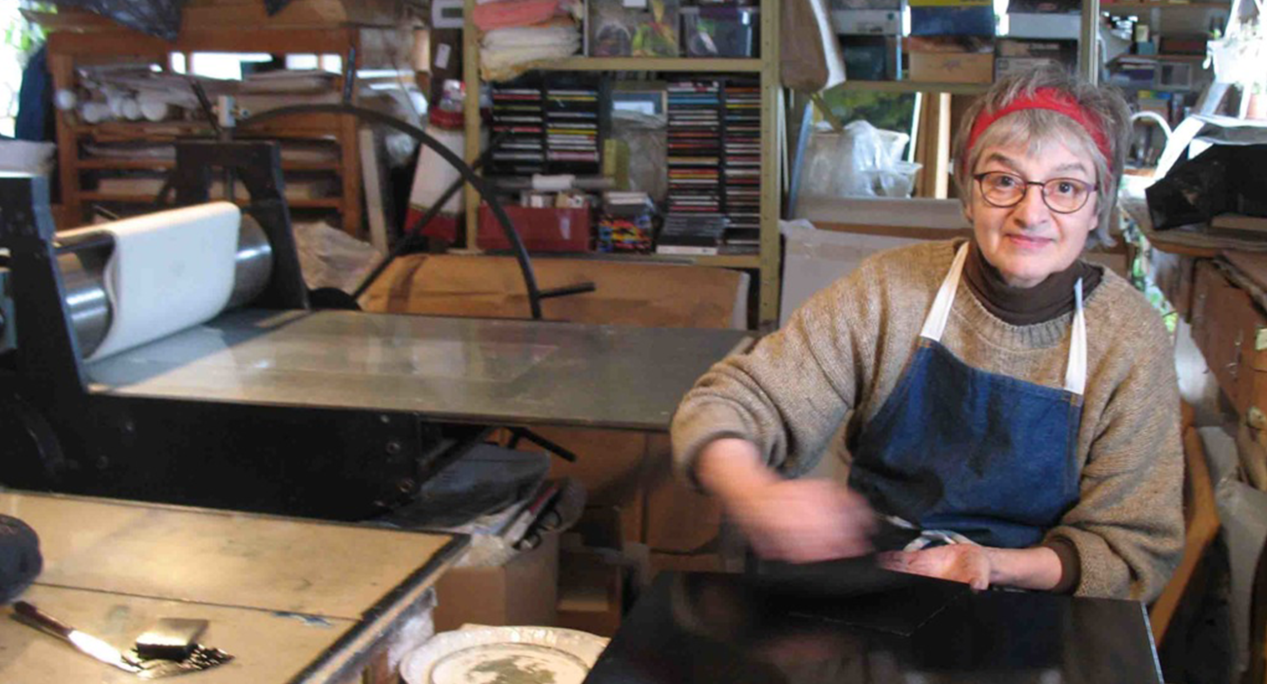 Suzie Allen au travail. Technique d'estampe : eau-forte. Qu'est-ce que c'est? Crédit photo : Sean Rudman.