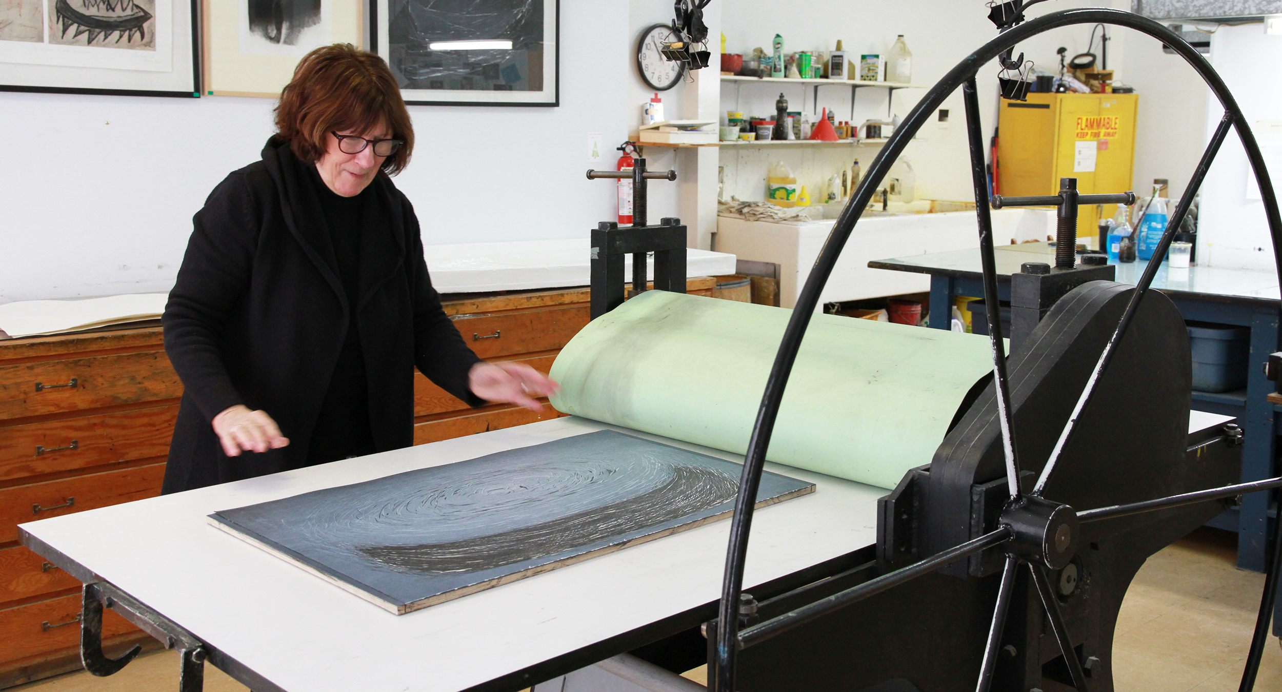 Aline Beaudoin au travail. Technique d'estampe : gravure sur bois. Qu'est-ce que c'est? Crédit photo : Catherine Leblond.