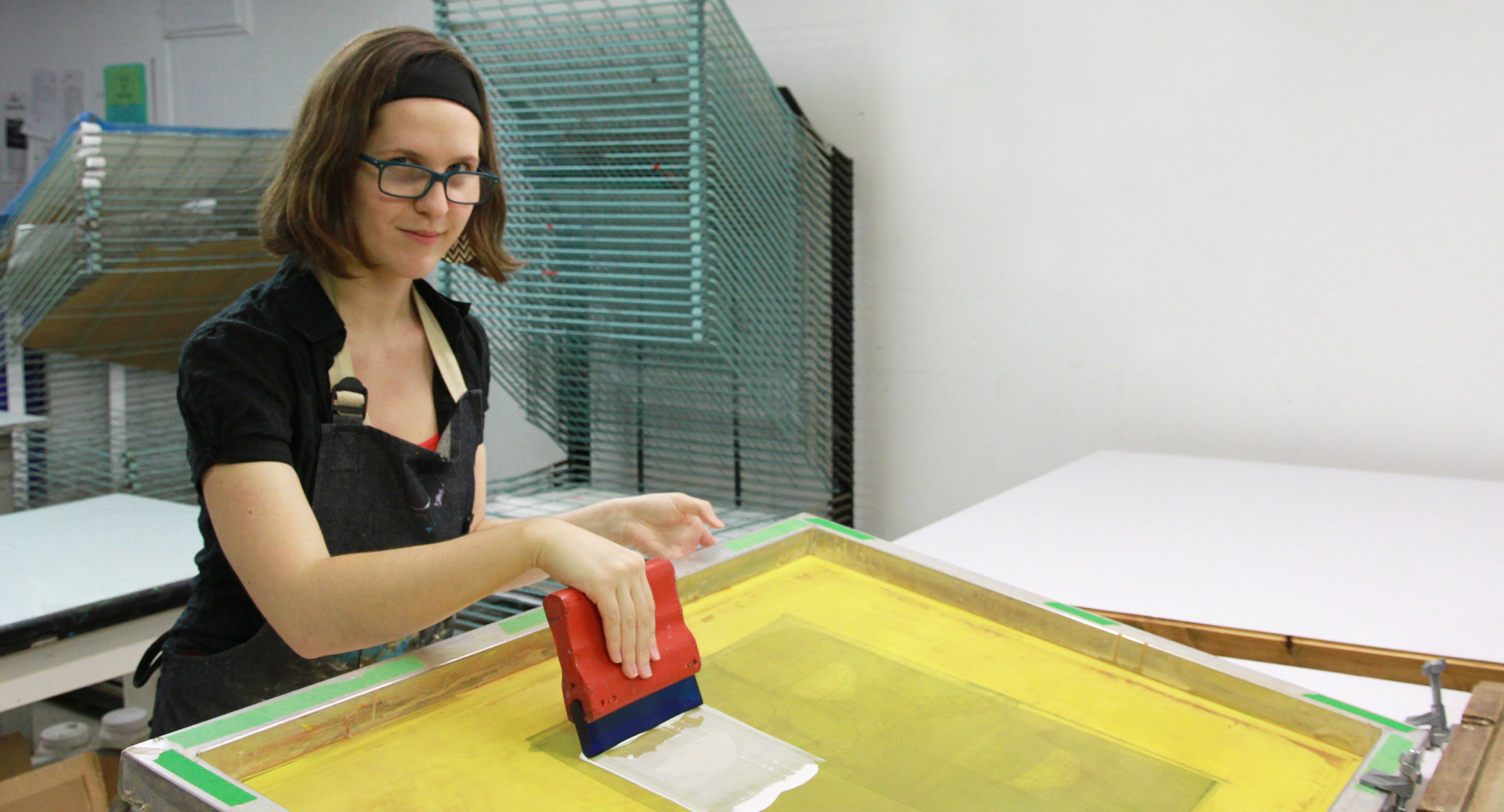 Patricia Bouffard-Lavoie au travail. Technique d'estampe : sérigraphie. Qu'est-ce que c'est? Crédit photo : Catherine Leblond.