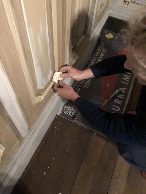A few pieces from the panels were missing, Nic made plaster moulds and glued them in the cavities. Voila!