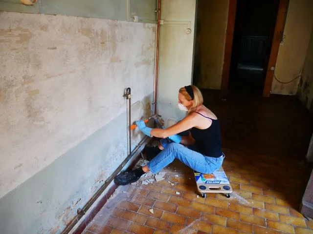 taking off the 70’s tiles from kitchen wall