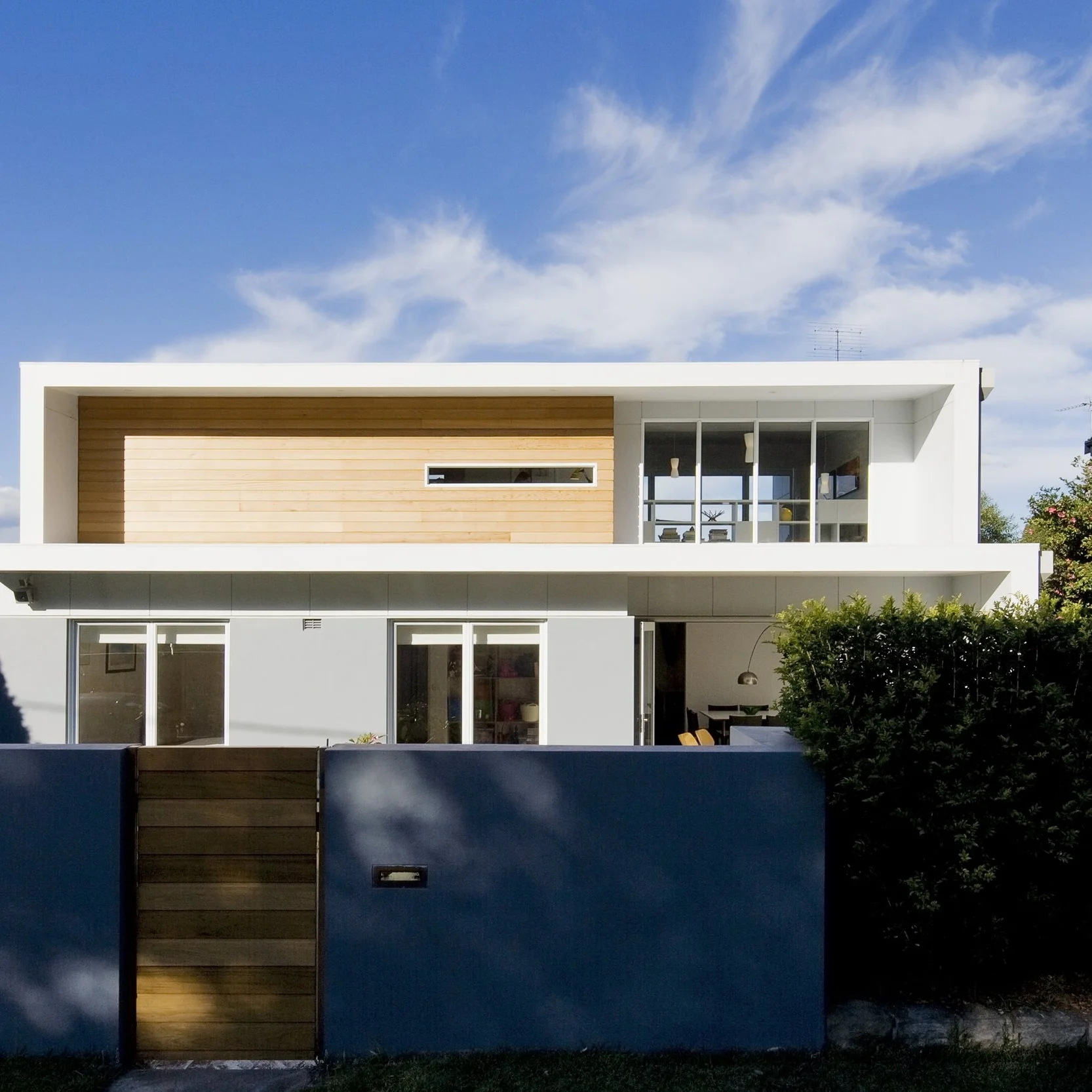 BALGOWLAH 4 ALTERATIONS + ADDITIONS A modest family home is given a clean, modern renovation to create flexible, open spaces and a new upper floor parents retreat. SITE: 405 sqm / BUILD: 180sqm / COMPLETED: May 2013 / PHOTO: Simon Whitbread Photography