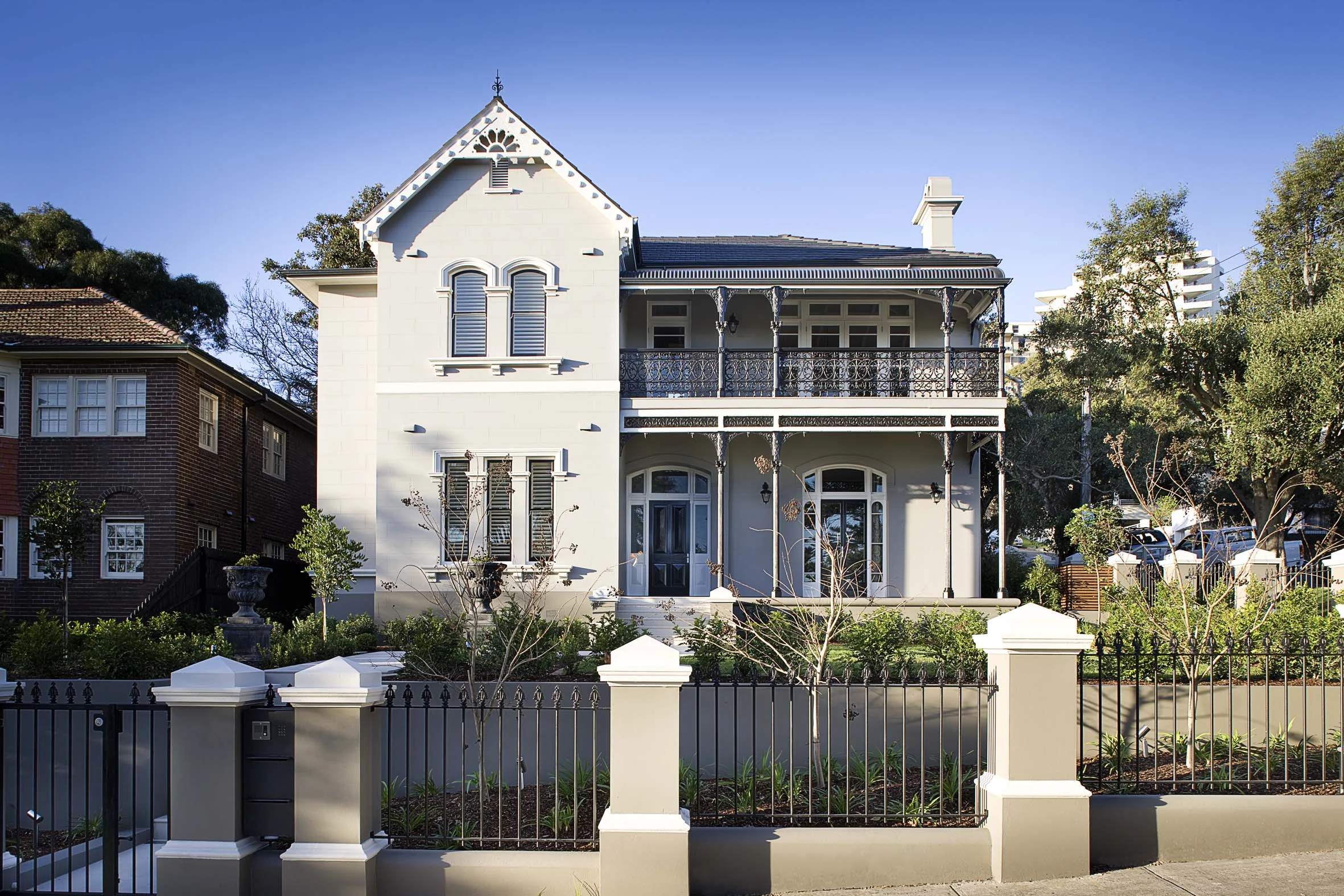 MANLY 03 ALTERATIONS + ADDITIONS Restoration of a grand old Federation home overlooking Sydney Harbour. A major restoration transformed the building into two luxury apartments. Living areas are located in the original building with a new steel and glass entry linking a new bedroom pavilion. SITE: 818 sqm/ AREA: 500 sqm/ COMPLETED: APRIL 2010/ BUILDER: MICHAEL ROBERTS CONSTRUCTION/ PHOTO: CRAIG BRYANT