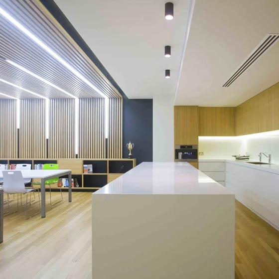 FRESHVIEW OFFICE FITOUT Extensive use of timber was used to add warmth and texture to this office fitout in Sutherland. Large breakout areas for communal dining and table tennis tournaments offered scope for dynamic lighting solutions and material choices. www.freshview.com BUILD: 200sqm / COMPLETED: Jun 10 / BUILDER: Adam Brennan / PHOTO: Simon Whitbread