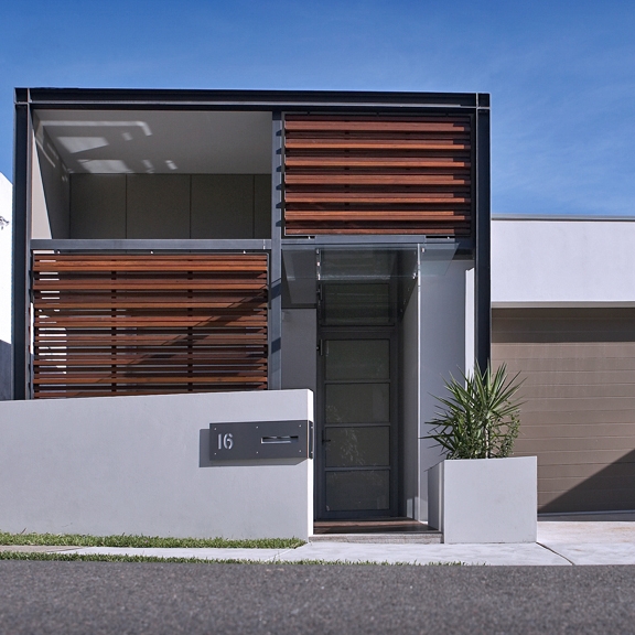 QUEENSCLIFF 04 NEW RESIDENCE Two apartments convert into a single new residence incorporating a new wing that steps down the sloping site to Manly Beach, tilting away from a nearby bridge to give privacy and maximise beachfront views. A swimming pool is located within a private courtyard that introduces light to the living areas of this steep, south facing site. SITE: 490sqm / BUILD: 355sqm / COMPLETED: Jan07 / BUILDER: Alexander Interiors / PHOTO: Johan Palsson