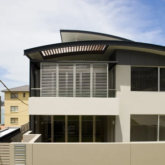 QUEENSCLIFF 02 APARTMENTS A reworking of an existing apartment building to create four 3 bedroom, beachside apartments. A new fourth level was added to accommodate two penthouse apartments over two levels. Ocean views are maximised with generous semi-enclosed balconies designed as extensions to the open planned living spaces. SITE: 501sqm / COMPLETED: Dec 10 / PHOTO: Simon Whitbread