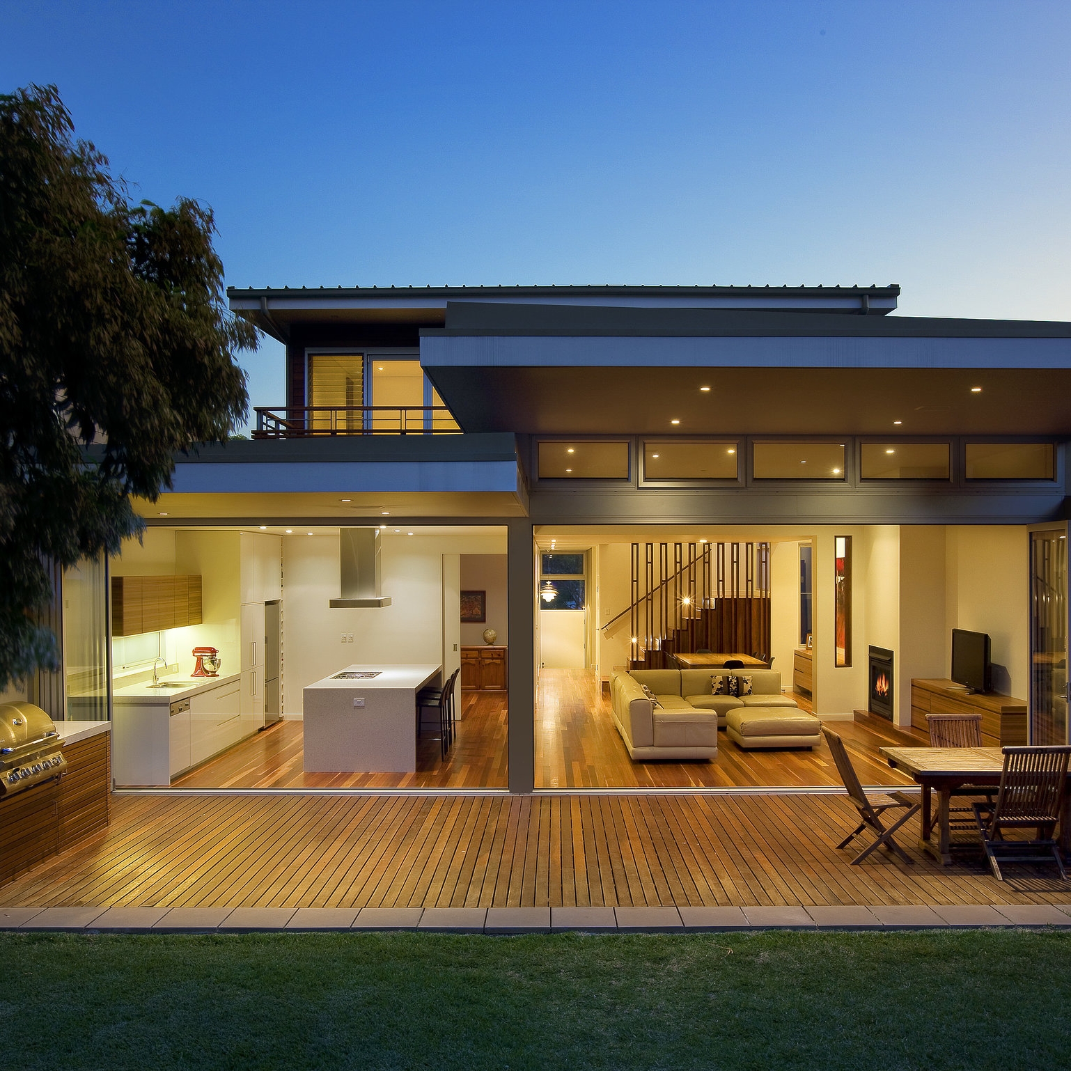 BALGOWLAH 01 ALTERATION + ADDITION A substantially altered house with large living areas flowing onto the rear garden and a new upper level accommodating bedrooms and bathrooms. The use of fibre-cement panels, timber screening and extensive clerestory glazing give a modern, revitalised feel to this family home. BUILD: 250sqm / COMPLETED: Jan08 / BUILDER: Gladesville Building / PHOTO: Craig Bryant