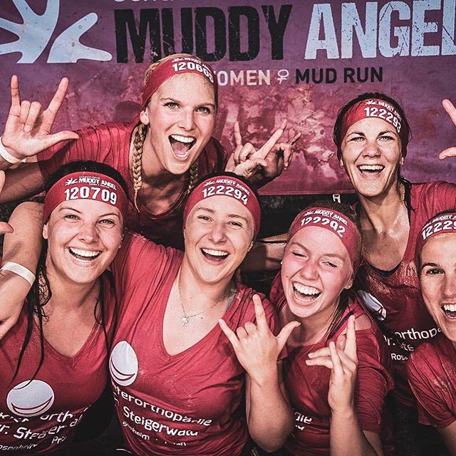 Hier noch ein paar weitere Eindr&uuml;cke vom Muddy Angel Run am Sonntag 😀 Teamgeist ist hier wohl deutlich zu sp&uuml;ren oder was meint ihr? #muddyangelrun #teamspirit #team #praxisteam #pink #kfosteigerwald #schenkandereneinl&auml;cheln #fun #run