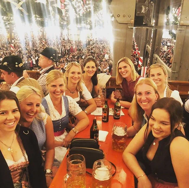 🥨 Wir haben gestern mit einem Teil unseres Teams unweit der Rosenheimer Praxis auf dem Herbstfest einen sch&ouml;nen und lustigen Abend verbracht 🤗 Ein gutes Gef&uuml;hl auch au&szlig;erhalb der vier Praxisw&auml;nde ein tolles Team um sich zu habe