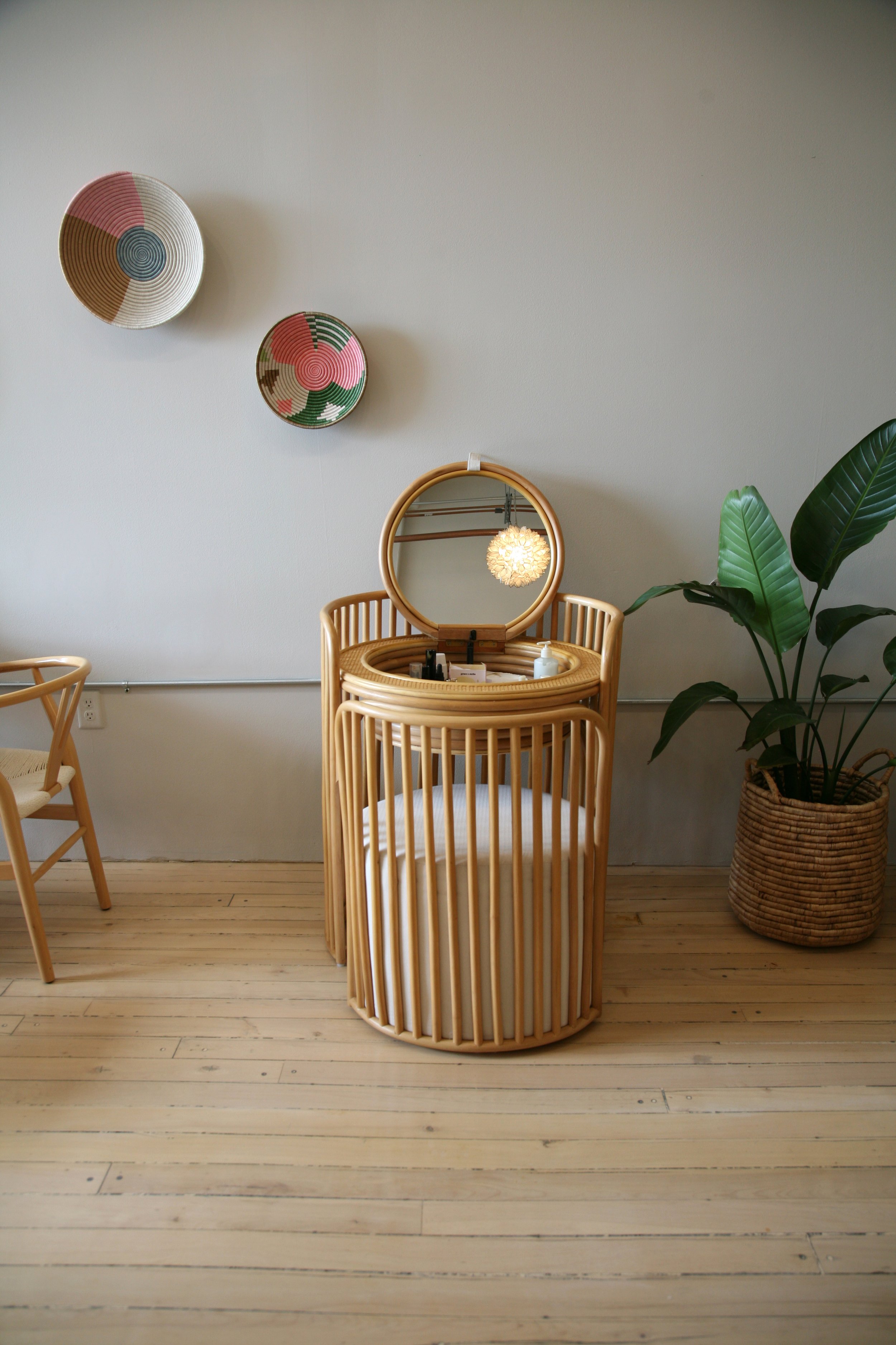  Existing clients know how much I love talking about skincare.  I provide this lovely vanity area for YOU.  Feel free to have fun trying out any products specially curated for my clients. Throw on an eye mask while your color processes or use this sp