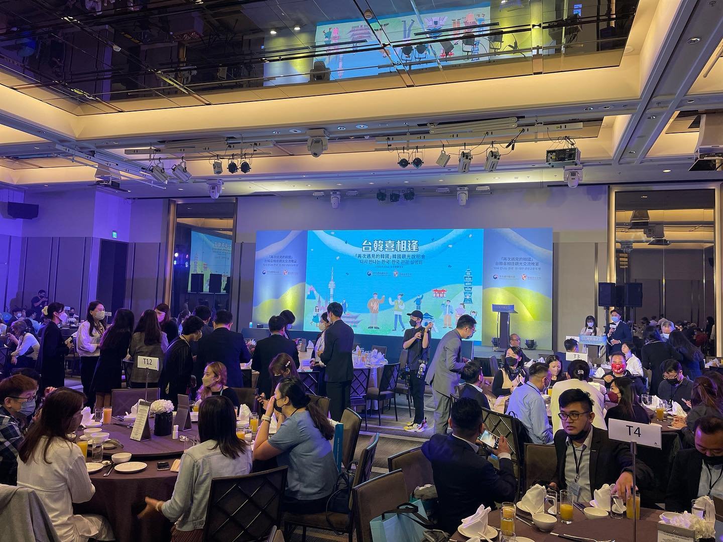 ｜是日工作｜
難得小跟班可以狂拍幕後工作照，
只好逼老闆回眸一笑（並沒有），
除了影片，平面攝影也歡迎詢問檔期唷！

#拍片找和木 #拍片日常 #攝影師 #sonyphotography #photoshoot #sonya7riii #taiwan #korean #travelbusiness #dinnerparty