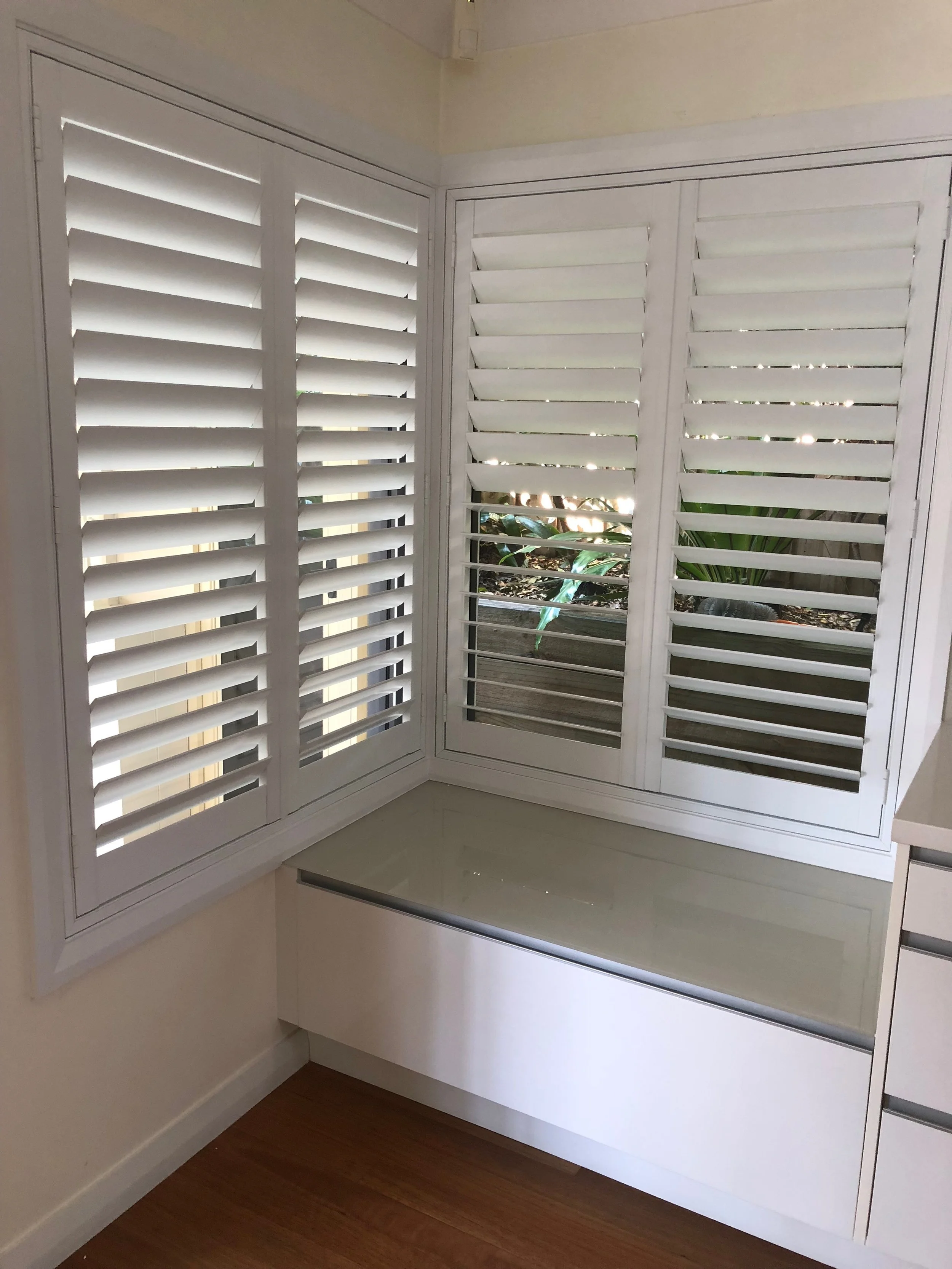 Shutters in corner window