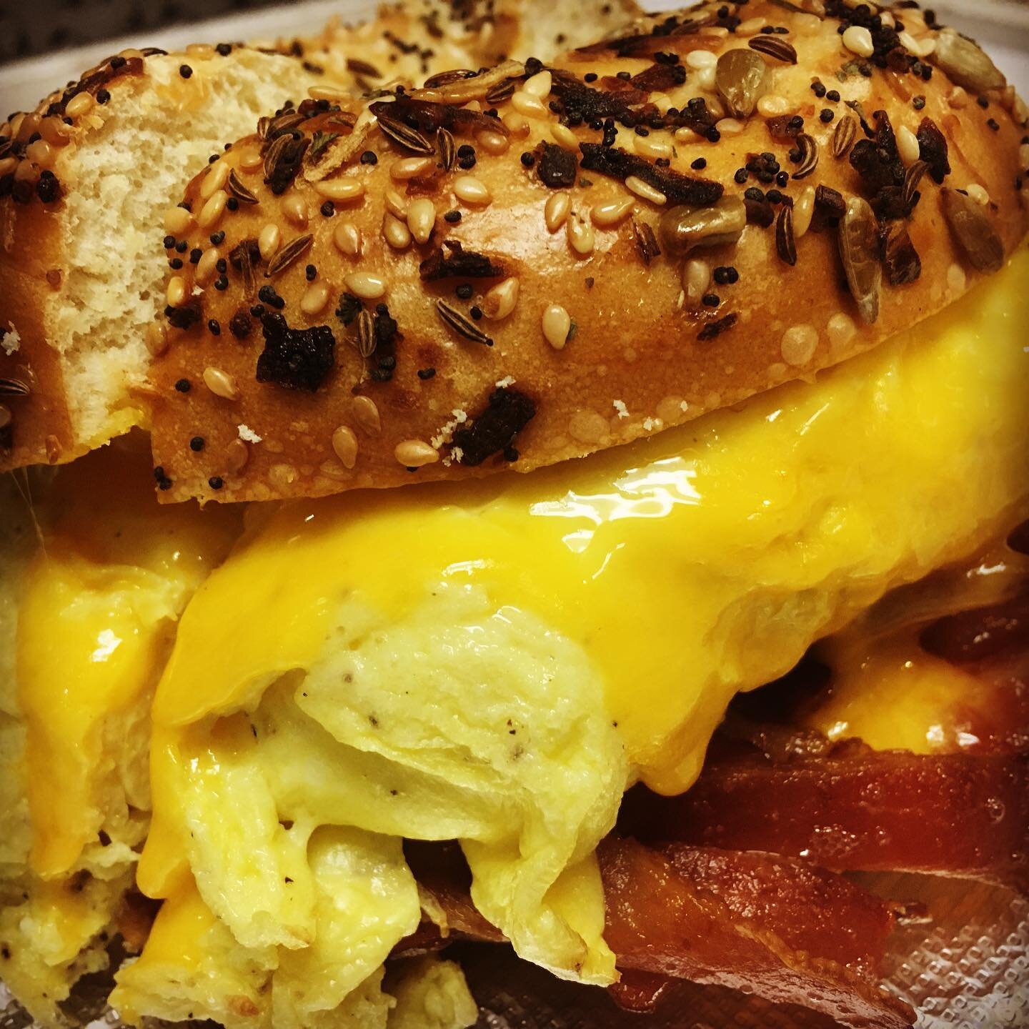 Eggs, cheddar and bacon on an everything bagel.  Breakfast for the win! 👍🏻 #breakfast #cagefreeeggs #eggs #eggsandwich #cheese #cheddar #bacon #bagel #bagelsandwich #sandiegorestaurants #sandiegofood #localbusiness #local #localfood #smallbusiness 