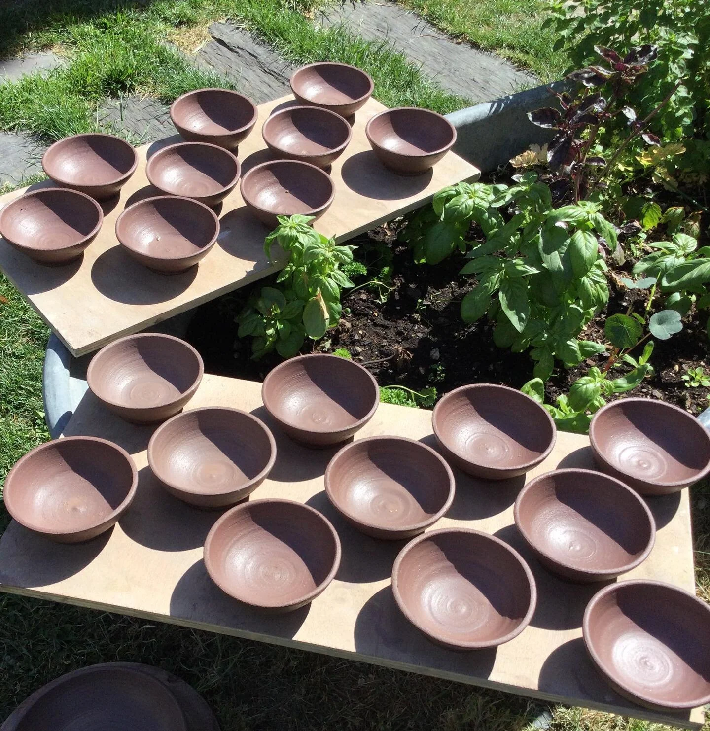 Companion pottery-ing 💚🤎☀️
Last little pieces for Codou &amp; her new resto solidaire yum yum in Paris 19 @boolofood 

Happy Monday ✨✨✨✨

#vaiselle #madeinmontrouge #artisanatfrancais #modernceramics #atelierlife #potterystudio #mondaymood