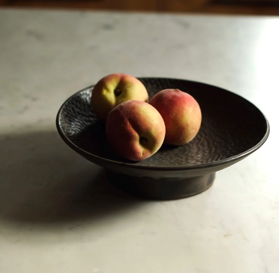WAI 💦 motif carving on the inside of this large raised platter, it changes with the light ✨

Working up the courage for a new web update soon...

#whakairo my way #uku #tabledressing #foodstyling #foodphotography #kitchendesign #interiordesign #pari