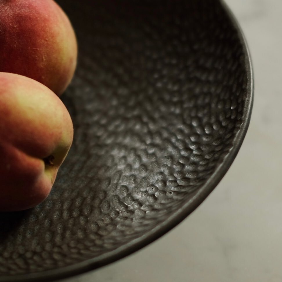 Zooming in and slowing down a bit for the weekend 🖤
Carved WAI 💦 motif in detail, swirling around in an open pedestal bowl.

Bon week-end!
#wheelthrown #modernceramics #ceramique #ceramiquecontemporaine #tableware #design #foodstyling #foodphotogra