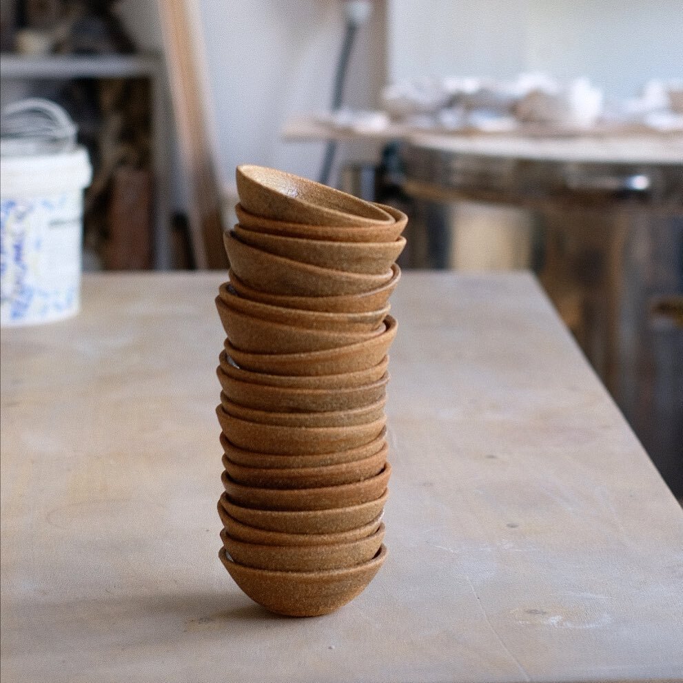 Simple sauce bowls in grogged clay.
Waiting for their new home @boolofood 🤎

#wheelthrown #playwithclay #vaisselle #texture #atelierdeceramique #madeinmontrouge #slowdesign #tabledressing #tableware #fooddesign #studiolife #ceramicstudio #paris
