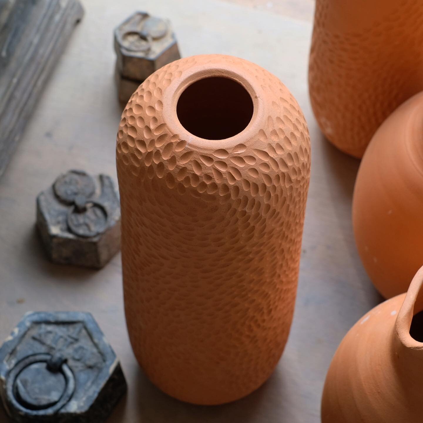 Carved WAI vase dropped at NZ design showroom @moaroom_paris where I had a great chat with Rod &amp; Laurence about Matariki &amp; progress in Aotearoa 🖤✨
Slide for glazed version.

Then opposite feelings and sadness for sisters in the states holy h