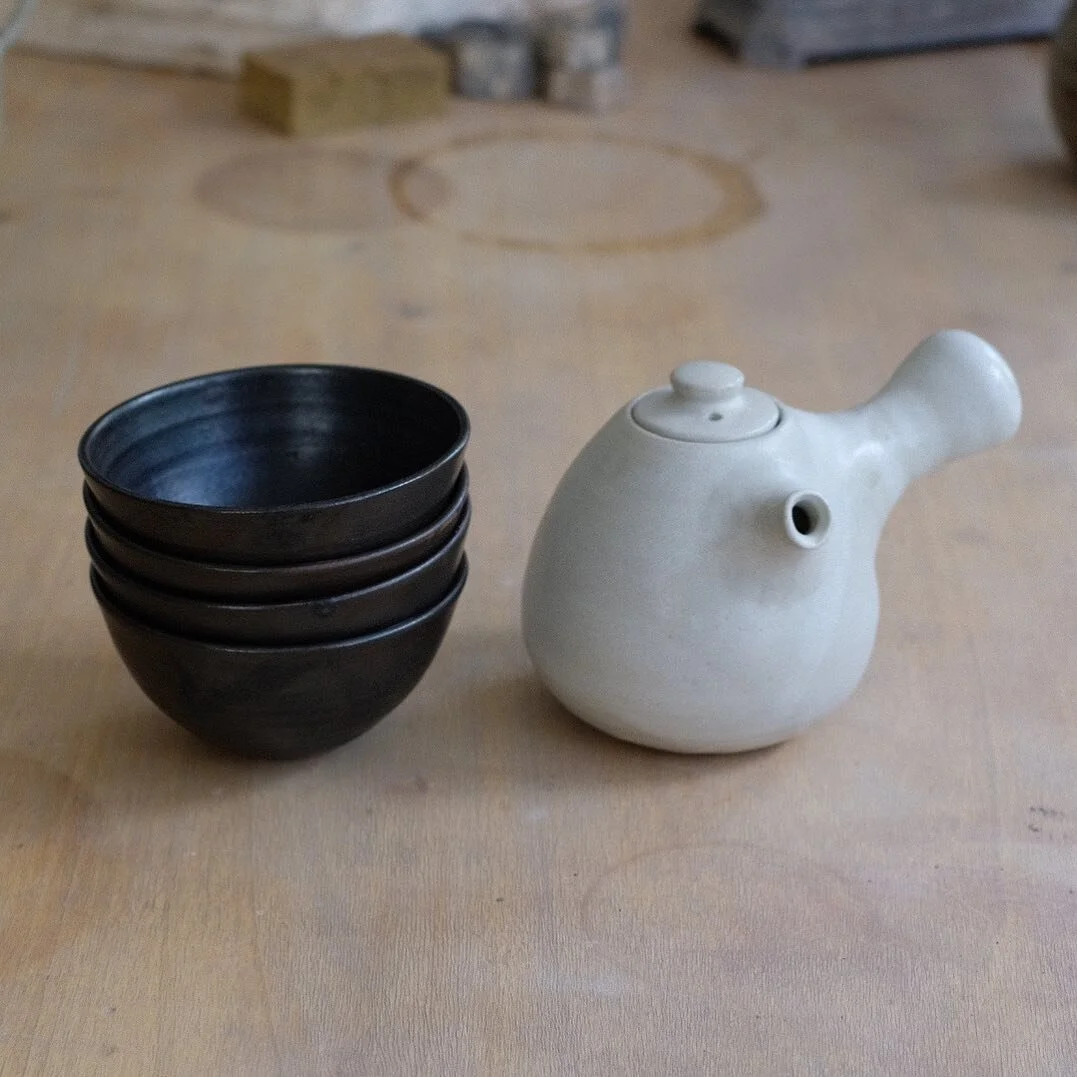 Teapot &amp; small bowls available chez @brume_full_bazar ... or maybe not, you&rsquo;ll have to go there to find out! 🫖☕️ 
D&eacute;p&ecirc;chez! Chop chop!

#vaisselle #cadeaux #buylocal #teatime #tea #teapot #teapotcollector #bowls #stoneware #ci