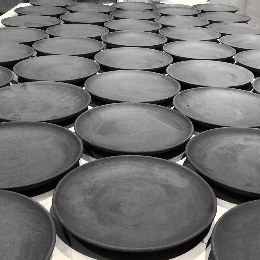 Last night trimming by the light of the moon ✋🏽🌝 🤚🏽

Assiettes en cours : tourn&eacute;es en gr&egrave;s pour un resto au top @auberginecie 🔥
Merci Damien &amp; Marion pour votre confiance 😊

#wheelthrown #poterieartisanale #vaisselle #platesfo