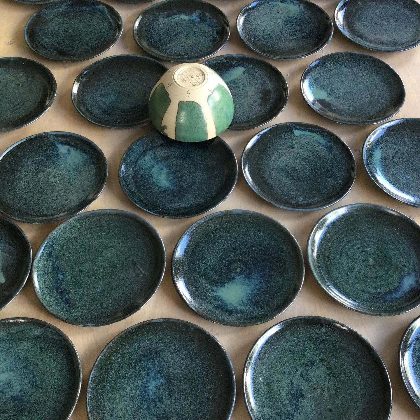 😖 ARF&hellip; never skip the bowl test!
It&rsquo;s are back at school &amp; cr&egrave;che, Pottery Club @pottery_club_montrouge starts back today,and some orders &hellip;. are still a work in progress 🙃

#ceramicstudio #studiolife #reprise #rentree