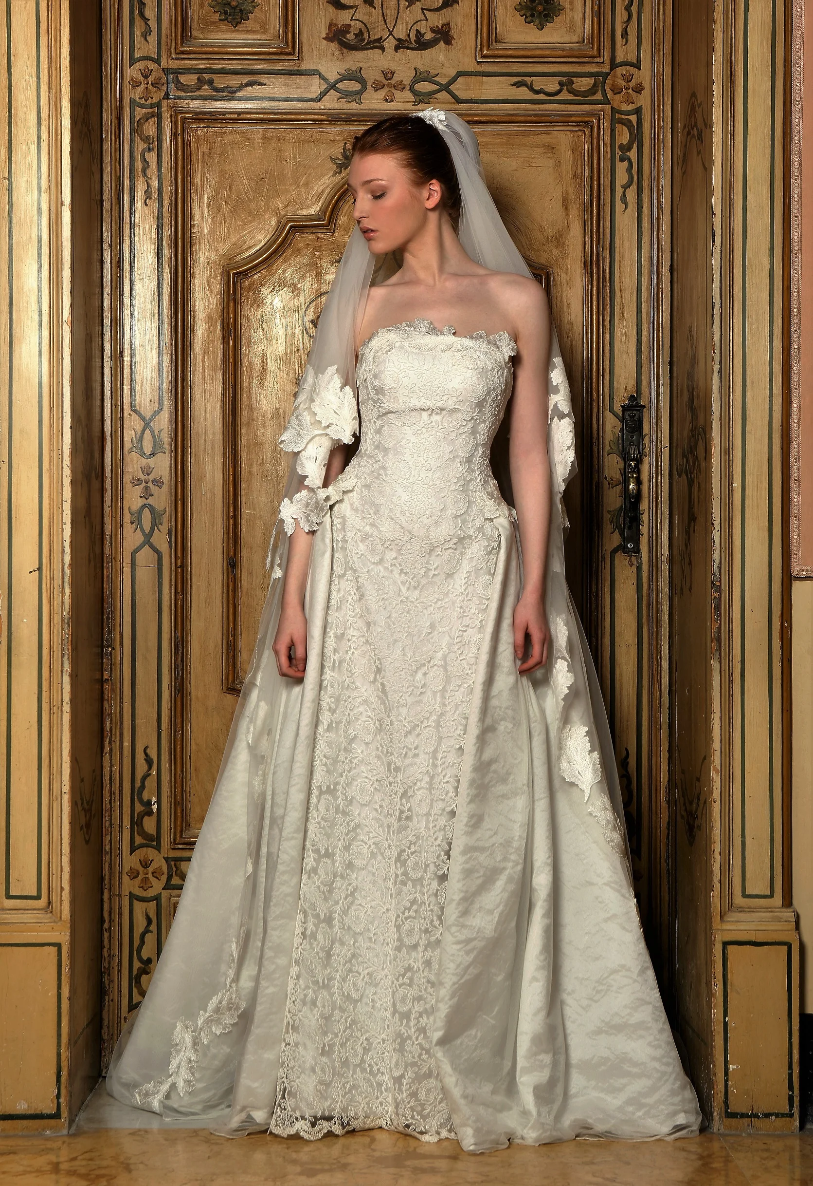 niscemi, a lace sheath dress with a wide tail. Mcramè leaves on the neckline