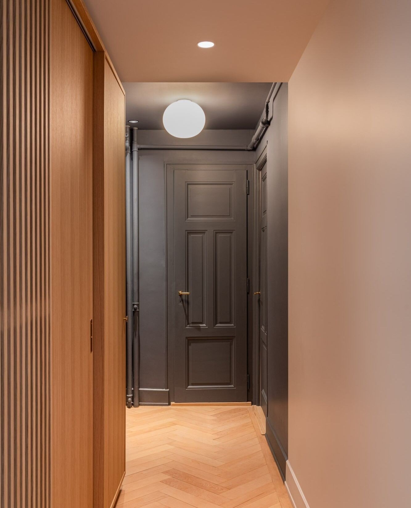 ENTRY HALL Le faux-plafond ainsi que le traitement de couleur cr&eacute;ent une s&eacute;paration subtile de diverses zones. ⁠
⁠
⁠
MONNIER V02 &bull; transformation compl&egrave;te d'un appartement &bull; gen&egrave;ve⁠ ⁠ photography by @thinkutopia⁠