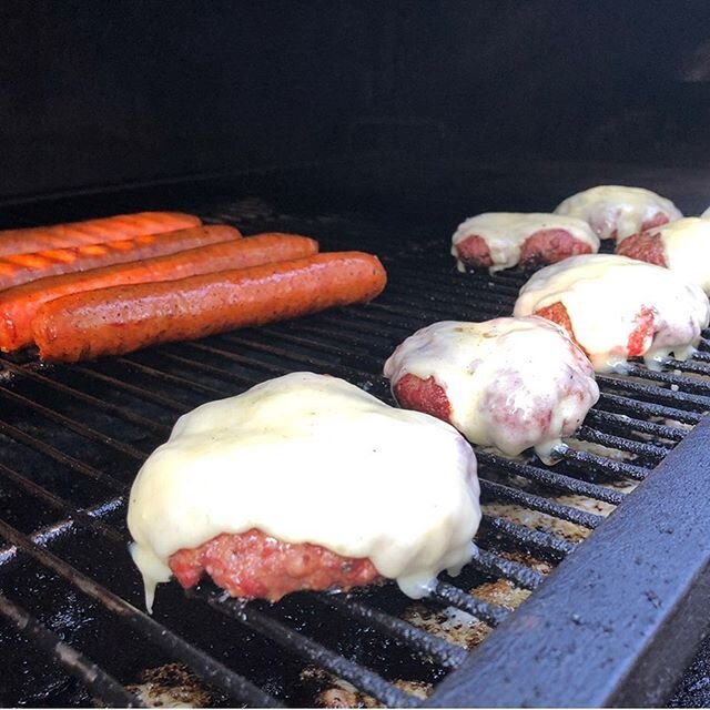 Doin our burger &amp; dog box again @ten7brewingco 
4 Smoked Cheeseburgers (cooper sharp, LTO)
4 Smoked Hot Dogs 
2 Sides (Pints) 
All on @conshybakery rolls 
40$

Text 484-429-4806 to order