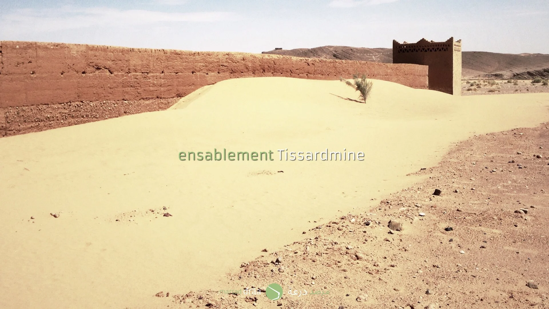 et qui posent pas mal de problèmes aux habitants, lesquels sont obligés d'enlever le sable une fois par an (avec l'aide d'un tracteur) pour éviter se noyer dans le sable...