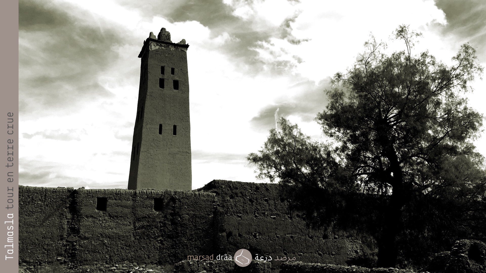  5. Mais dans le patrimoine architectural, on rencontre des exemples des tours faites en terre crue, c'est le cas du minaret de la mosquée de Talmasla, dans la palmeraie de Tinzouline, une des 5 minarets en terre de la province de Zagora (il y a plus