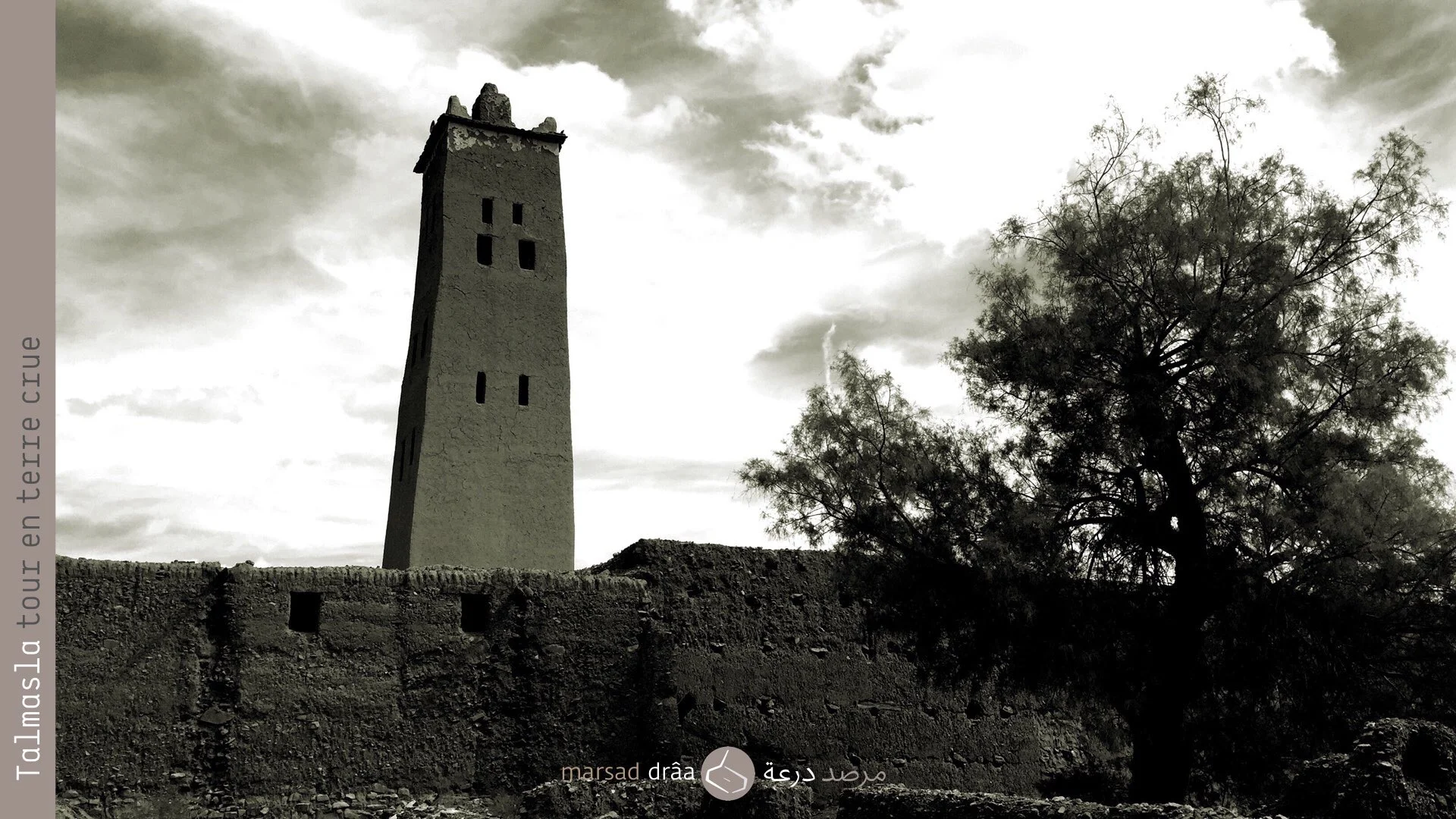 5. Mais dans le patrimoine architectural, on rencontre des exemples des tours faites en terre crue, c'est le cas du minaret de la mosquée de Talmasla, dans la palmeraie de Tinzouline, une des 5 minarets en terre de la province de Zagora (il y a plus de 300 mosquées bâties en terre).