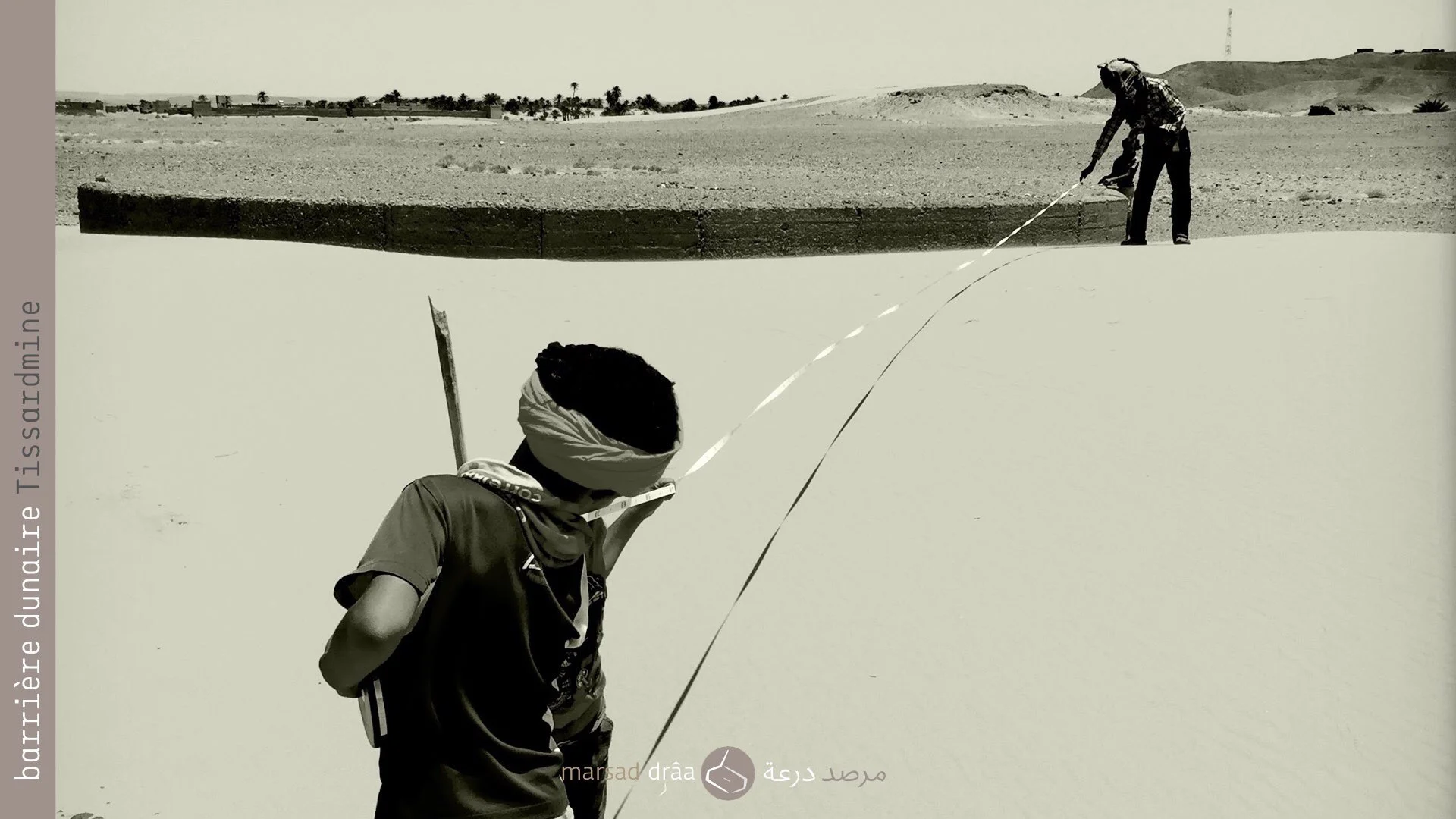 11. Actuellement nous faisons un suivi de la dune avec l'aide des enfants du village auxquels on essaie de transmettre l'importante de la recherche et de l'expérimentation. Il faut dire que nous ne comptons pas avec les données climatiques nécessaires pour bien constater les variations, mais dorénavant nous travaillons avec le Haut Commissariat des Eaux et Forêts d'Errachidia, ce qui nous permettra d'aller plus loin dans cette expérience.