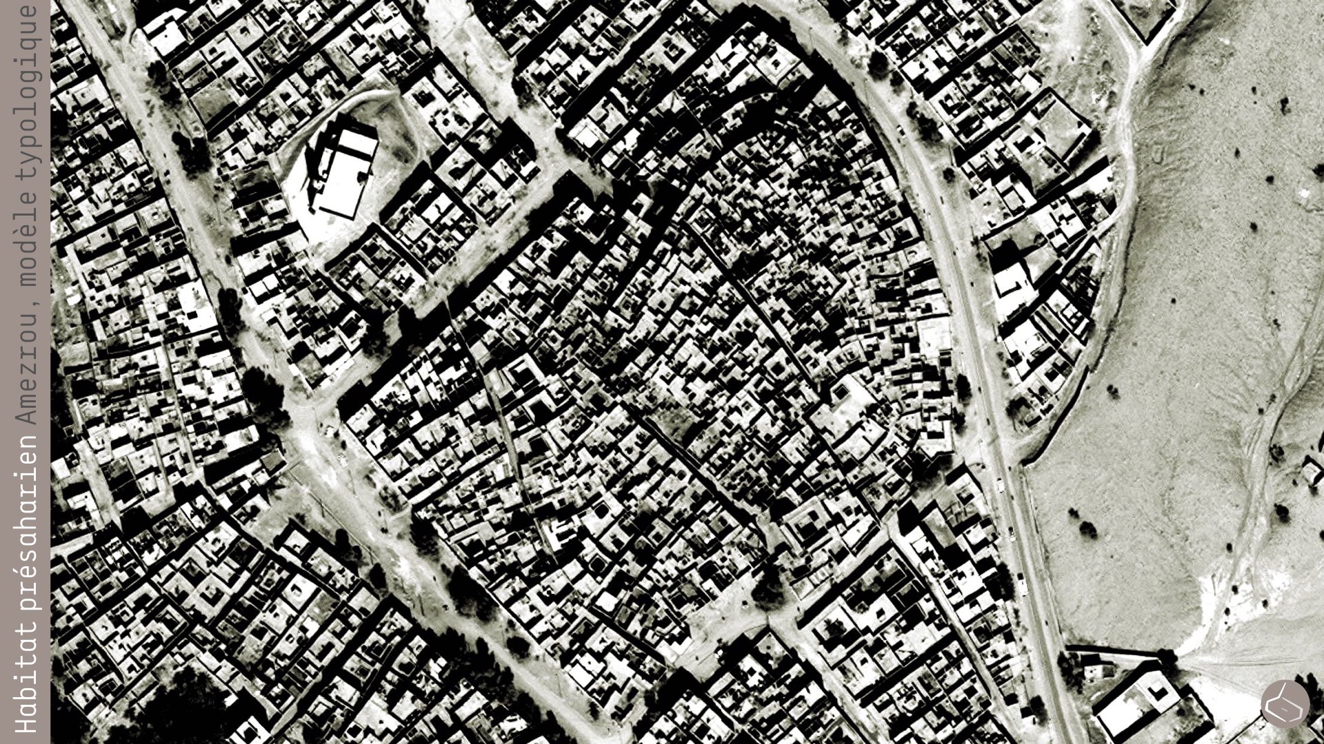 0. Mais les aménagements urbains “moderns” ne doivent pas se consacrer ni à la vigilance du passage des caravanes, ni à la protection de la population. Or, il y a des cas où le modèle “ksarien” peut être toujours valide, avec des petits changements. C’est le cas d’Amezrou, dans la palmeraie de Fezouata, à Zagora. Un ksar au bord de la palmeraie qui est toujours occupé et qui a suivi des extensions jusqu’à donner origine à tout un quartier. 10. But “modern” urban development should not focus nor the vigilance of the passage of caravans, or the protection of the population any more. However, there are cases where the "ksarian" model may still be valid, with small changes. This is the case of Amezrou, in the oasis of Fezouata, Zagora. A ksar at the edge of the palm grove which is still occupied and carrying out extensions to give rise to an entire neighbourhood. Ksar Amezrou: https://goo.gl/photos/ZDek112wAjJiNnFh7