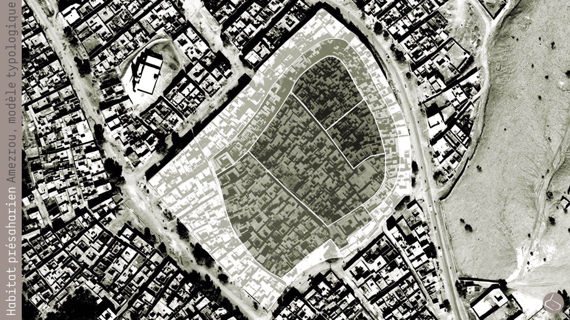 11. On avait commencé à étudier ce cas singulier avec les étudiants de l’ENAT (École Nationale d’Architecture de Tétouan), mais après on a approfondi chez Marsad Drâa. Nous avons essayé d’identifier les différentes phases de l’évolution du ksar et c’est là, que nous avons trouvé une des problématiques majeures des ksour, leur datation. Puisqu’il n’y a pas beaucoup d’information écrite de l’époque, on ne sait pas vraiment quand est-ce qu’ils ont été construits. D’ailleurs, la construction en terre pose pas mal des problèmes car les murs sont démolis et refaits avec les mêmes matériaux, c’est à dire, la terre ne peut pas nous apporter des informations sur l’année de construction. Dans le ksar d’Amezrou, on a pu établir plusieurs secteurs selon les ruelles et impasses de distribution, mais il s’agit que d’une hypothèse. Ensuite on a visité des maisons de chaque phase et on a fait des esquisses. 11. We started to study this singular case with students of ENAT (National School of Architecture of Tetuan), but later we have delved into the study with Marsad Drâa. We tried to identify the different phases of the evolution of the Ksar but we found one of the major issues in the rehabilitation and study of ksour, their dating. Since there is not much written information on that period, no one really knows when they were built. Besides, rammed earth construction cannot be trusted if we want to know the year it was built because the walls are demolished and rebuilt with the same materials, so you cannot take into consideration the date of the materials. In the ksar Amezrou, we established several sectors according to the alleys and distribution of dead ends, but this is only a hypothesis. Then we visited some houses for each phase and we made sketches of their spatial distribution.