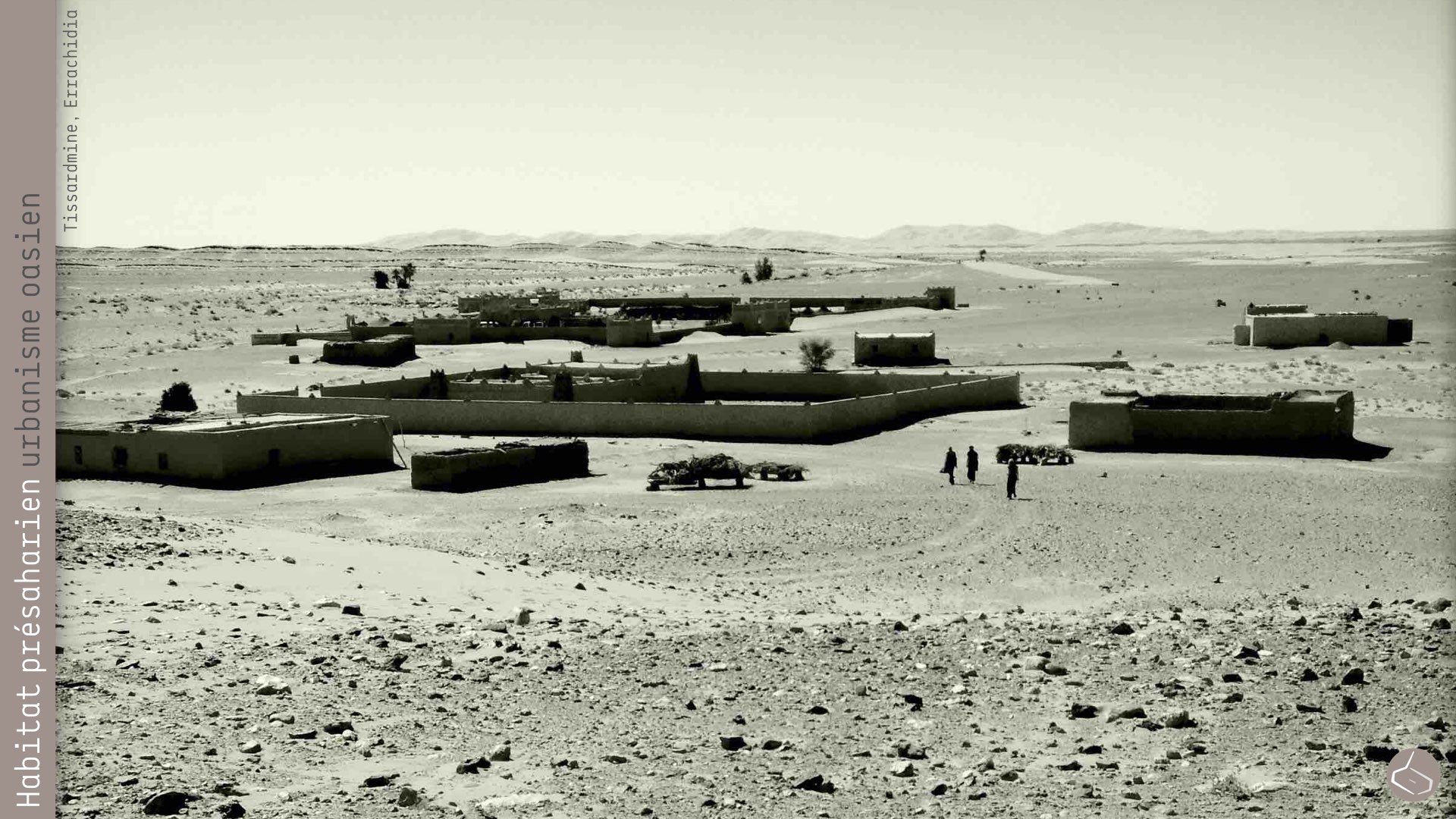 32. Non plus face au sable qui arrive de Merzouga, dans un environnement assez extrême. 32. Neither against the sand approaching from Merzouga, in a quite extreme environment.