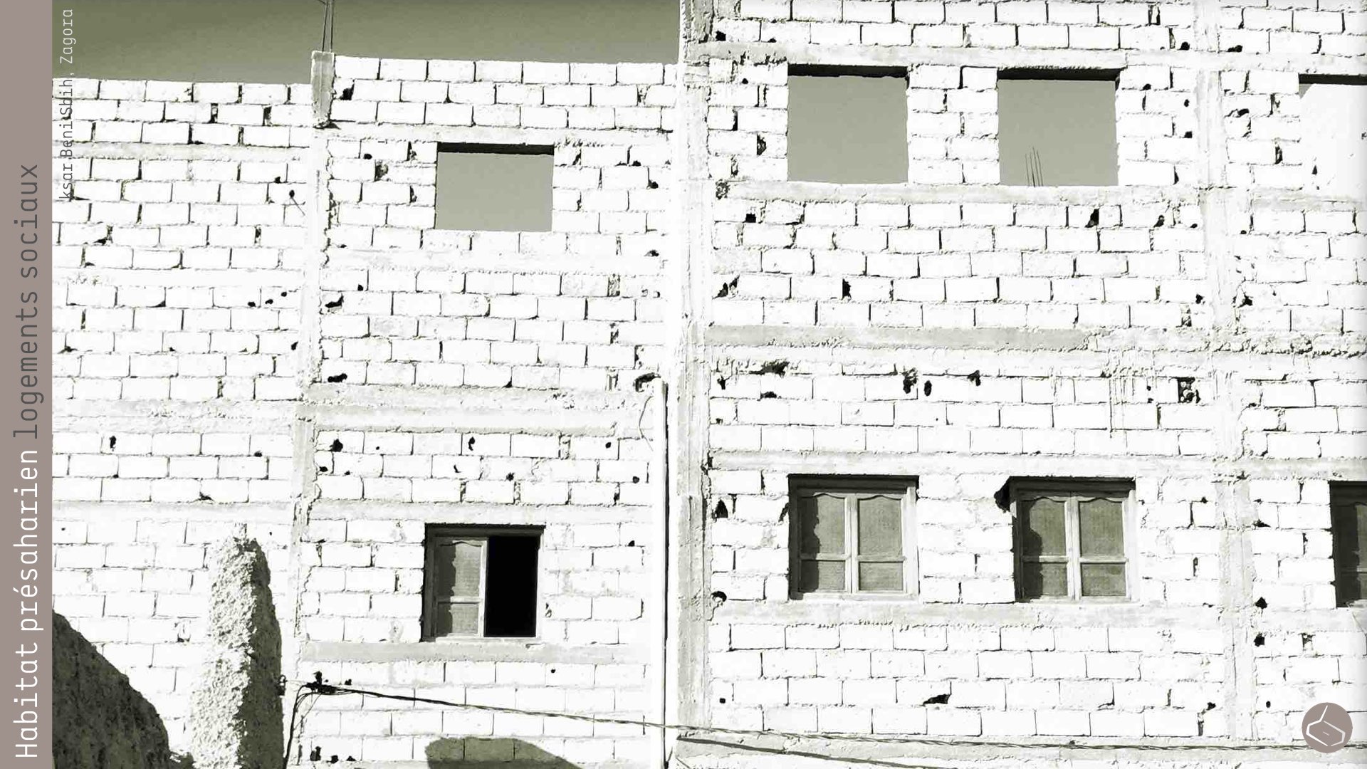 56. De telle sorte que même les logements sociaux ne peuvent pas être construits en terre puisque le règlement ne mentionne pas ce matériau, seulement les blocs en béton et le murs en béton. 56. So, even social housing can not be built in rammed earth since regulations do not mention this material, only concrete blocks and concrete walls.