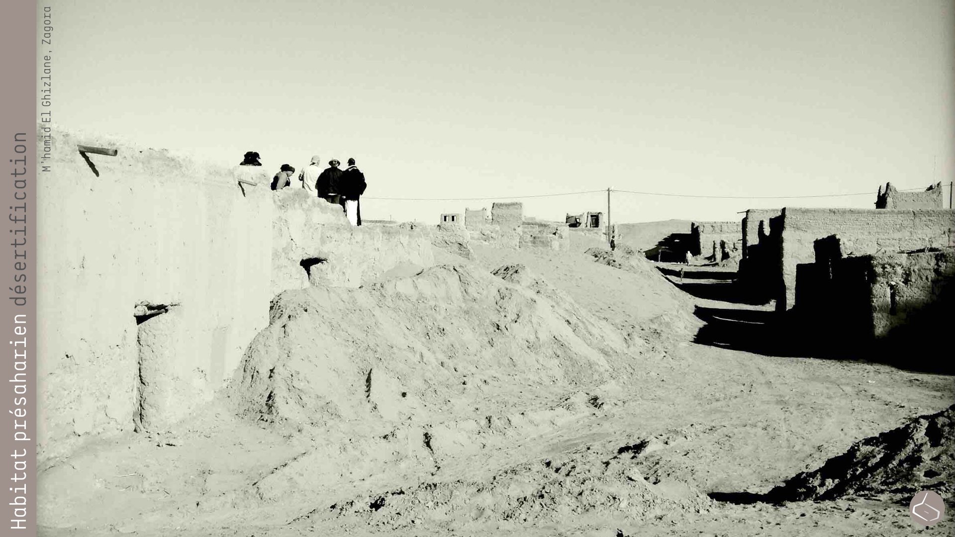   62. Et cette vague ne s’arrête pas et personne dans l’administration essaye de l’arrêter. On a rencontré des habitants qui ont dû déménager deux fois parce que les maisons précédentes ont été “envahies” par le sable.        62. And this wave did no