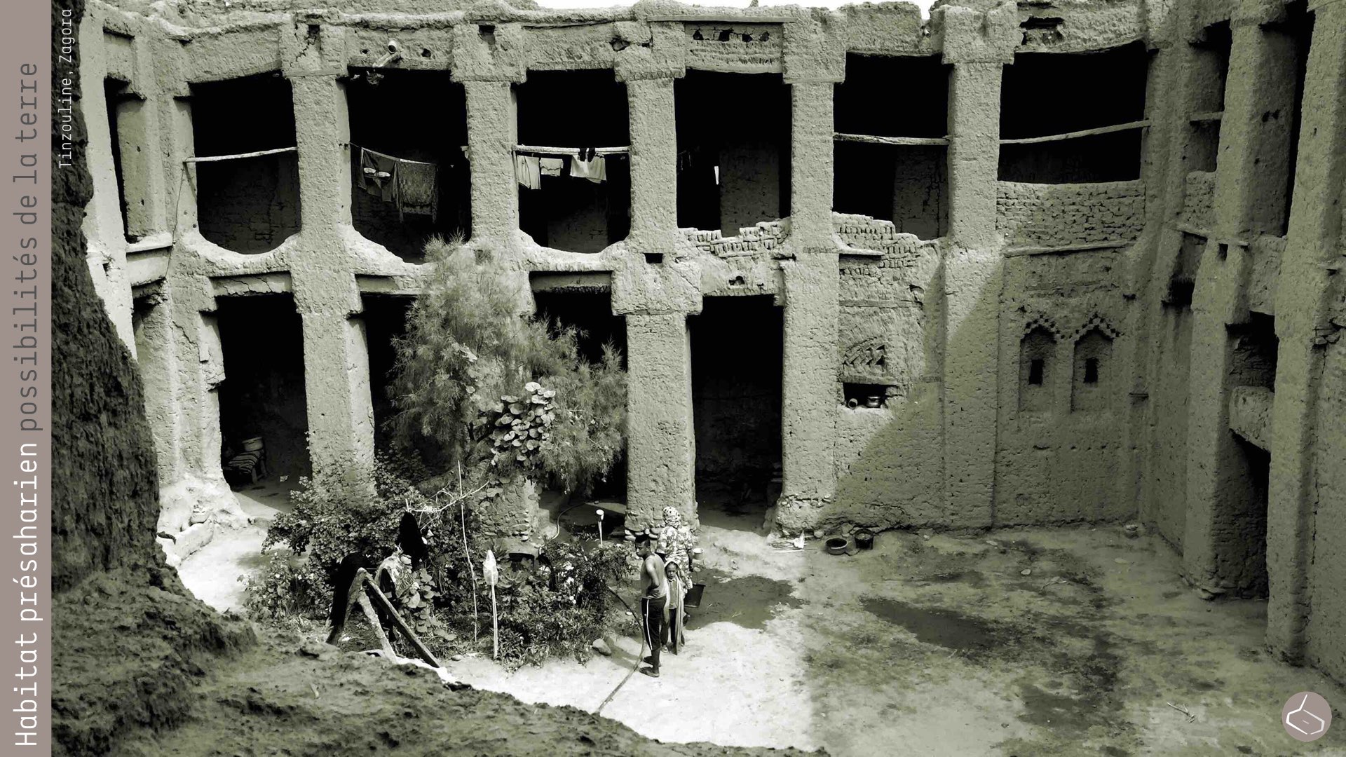 78. Néanmoins, les murs avec des petites ouvertures, pourraient donner lieu à façades où le vide prévaut sur la masse, tel que cette cours dans la casbah du ksar de Tinzouline (Zagora). 78. Nevertheless, the walls with small openings could change, making facades where the vacuum prevail on massive areas, as this courtyard in the casbah of Tinzouline ksar (Zagora). Tinzouline: https://goo.gl/photos/jEw1G4qtz5yp6iaQ6