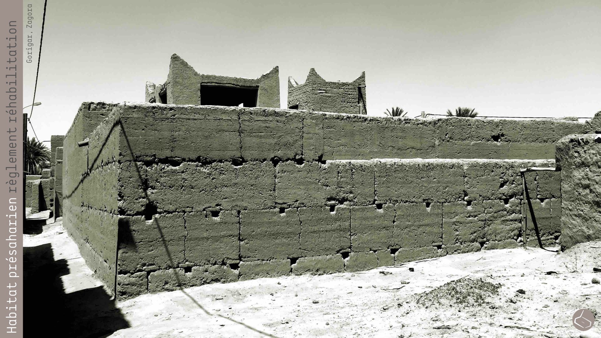   84. Tel que cette famille a fait à Gorigar (Zagora). Ils ont démoli la maison familiale en terre, pour construire une autre, toute nouvelle, en terre aussi, mais avec un cahier de charge contemporain qui a donné lieu à un autre type de maison.     