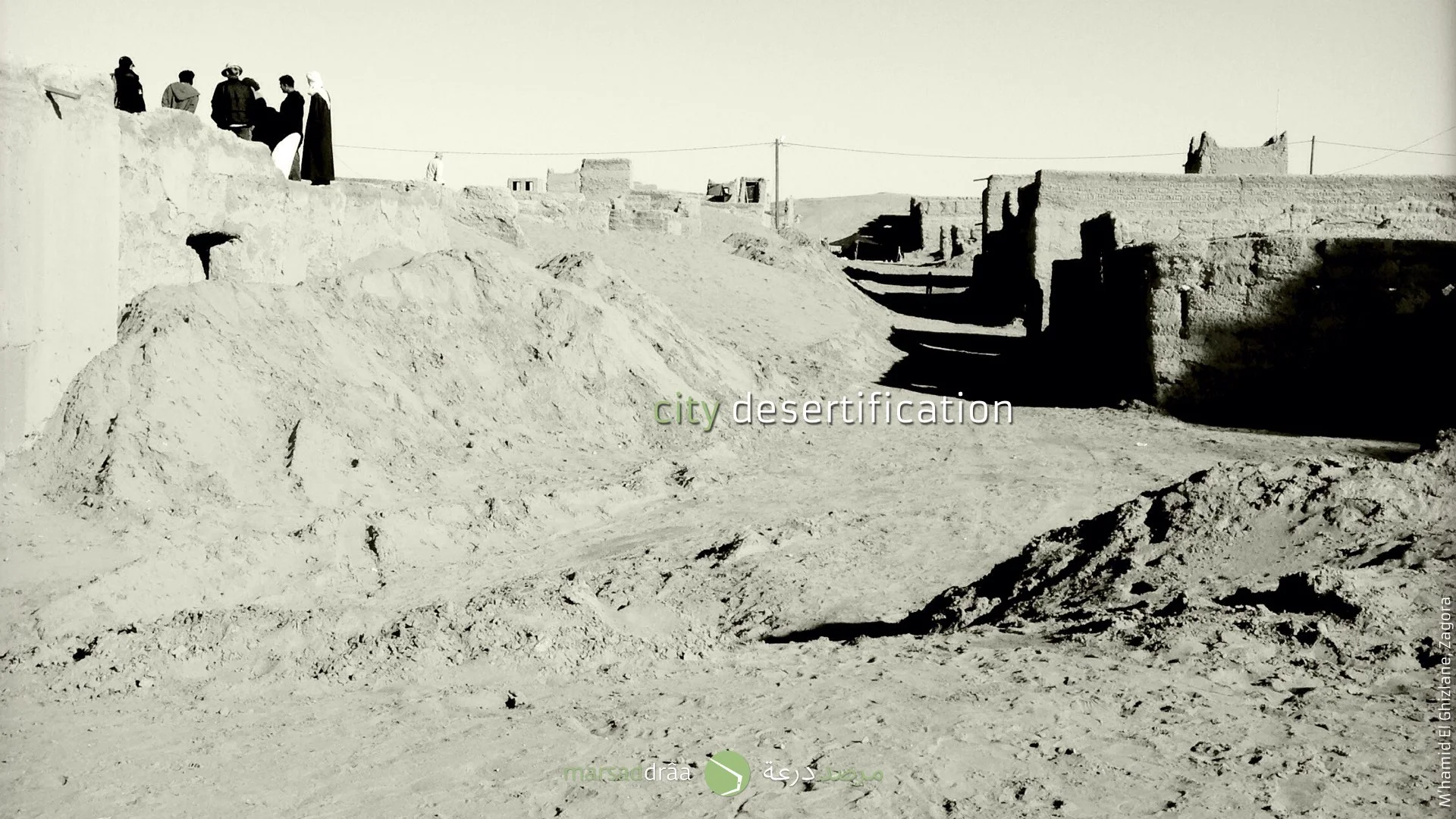 The dunes affect also cities, like M'hamid El Ghizlane where houses are buried by sand.