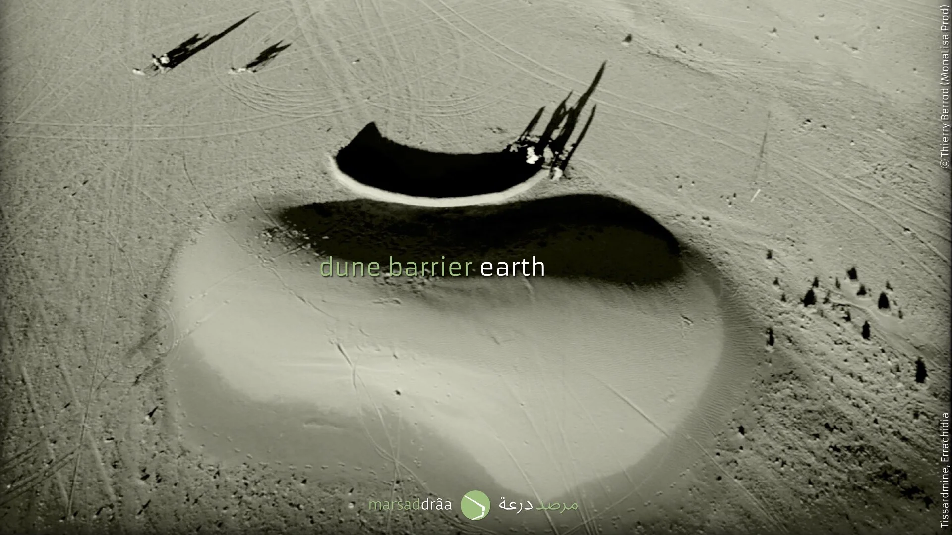 We must wait to see what will happen. Maybe, the dune is going to pass through the barrier as it does when it find a strait wall or a house. Or maybe the dune will pass on both sides of the barrier. It is also possible that the dune will stay fixed. It will be interesting if the dune pass on both sides of the wall because it will let us know, that in some cases, it will be better to built houses with an aerodynamic shape to do no interfere in the dune's path.