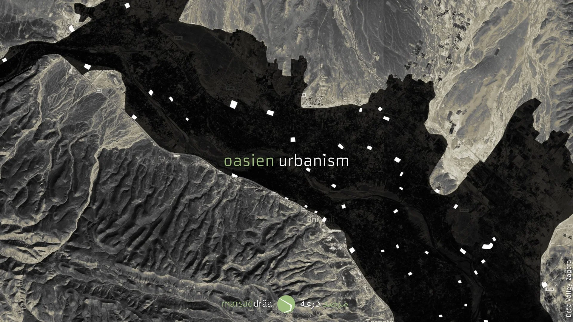 The ksour could be situated inside the oasis, if the dimensions allowed it, like in the Drâa valley with hundreds of ksour inside the palm grove.