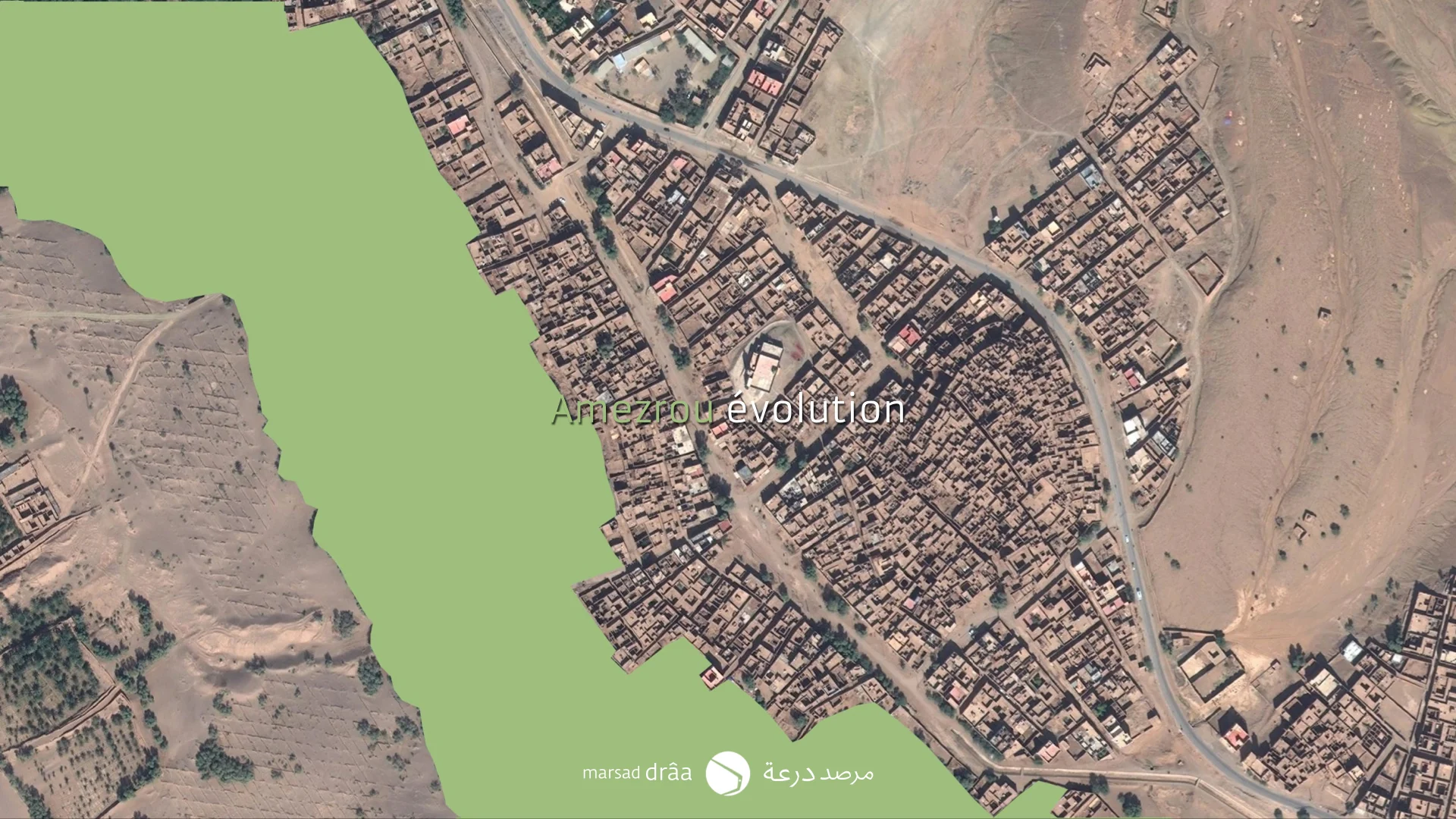 Des nouvelles maisons ont été construites de l’autre côté de la rue et en remplissant l’espace entre la route et la palmeraie, avec une trame plus impersonnelle, qui ressemble plutôt n’importe quelle ville. Actuellement ont trouve une palmeraie qui est sur le point d’être coupée, à cause de l’expansion urbanistique et de l'avancement des dunes.