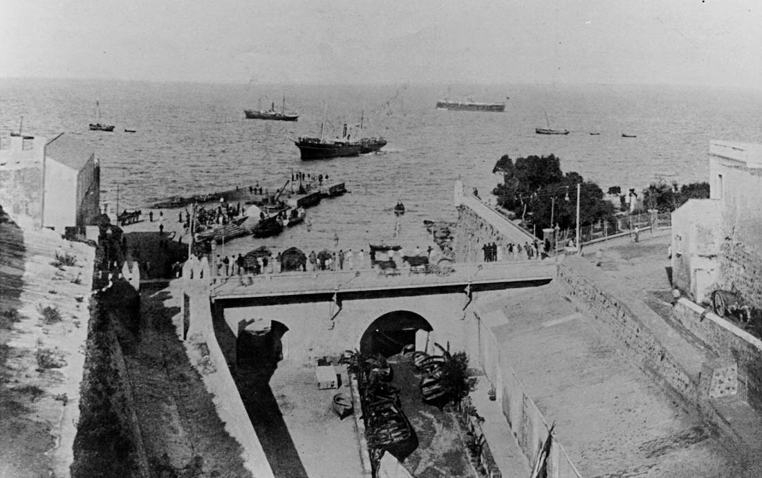 Perspectiva sobre el foso y puente de la Almina antes de la trasnsformación de los años 20.