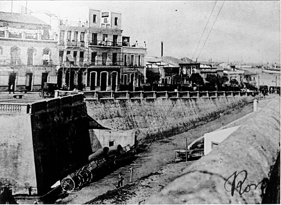 La entonces avenida Villanueva, con sus balaustradas, sobre la escarpa de la muralla del foso seco rebajada. En primer término el baluarte de la Pólvora. Foto Ros.