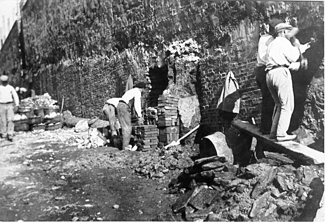 Obreros trabajando en el fortalecimiento de la escarpa del Foso seco. Foto Rubio.