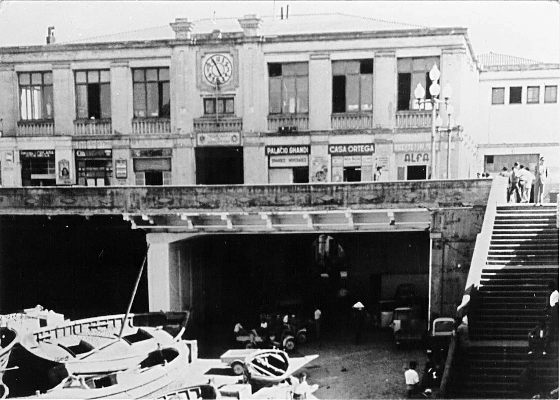 Mercado Central con su primitiva fachada y sus dos ojos adintelados, acceso directo a su nivel inferior.