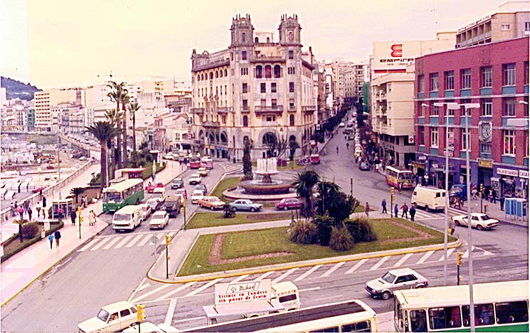 La plaza de Galera, hoy Constitución, con la fachada de ladrillo del Mercado, la fuente y los parterres que sustituyeron a los jardines de San Sebastián.