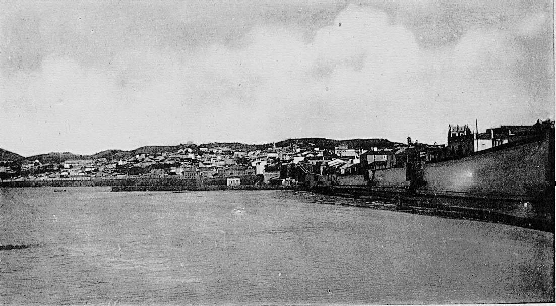 “Vista de la Plaza desde la Avenida Bernal”, o lo que es lo mismo, perspectiva de la Ciudad desde la batería de Sala de Armas, sobre el Puente del Cristo, con la muralla norte del actual Paseo de las Palmeras en primer plano. Ed. José Saavedra de la primera década del s. XX.