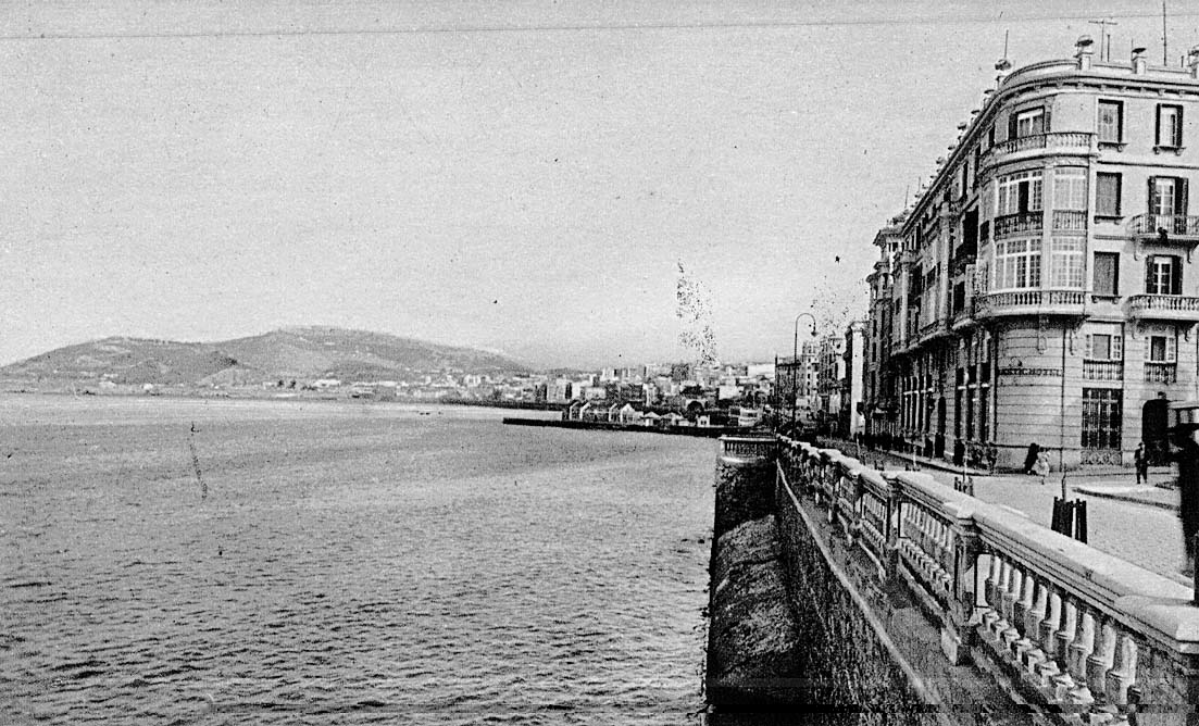 La calle de la Muralla, entonces Fermín Galán, con los recalzos del pie del muro visibles y bañados por el mar. Foto L. Roisin, aproximadamente de 1931.